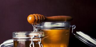 Ile miodu mieści się w litrowym słoiku?
